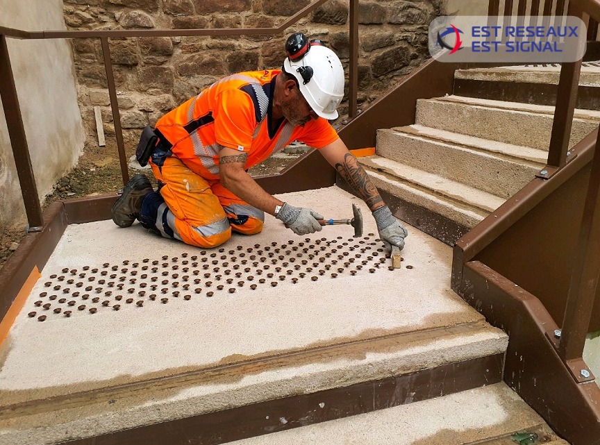 Pose de clous podotactiles