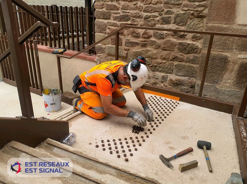Pose de clous podotactiles au Refuge Fortifié de Dossenheim-sur-Zinsel