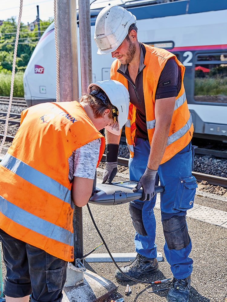 Est-reseaux-eclairage-public-industriel-et-sportif